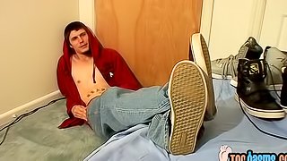 Naughty Bentley jacks off his cock and shows his feet solo